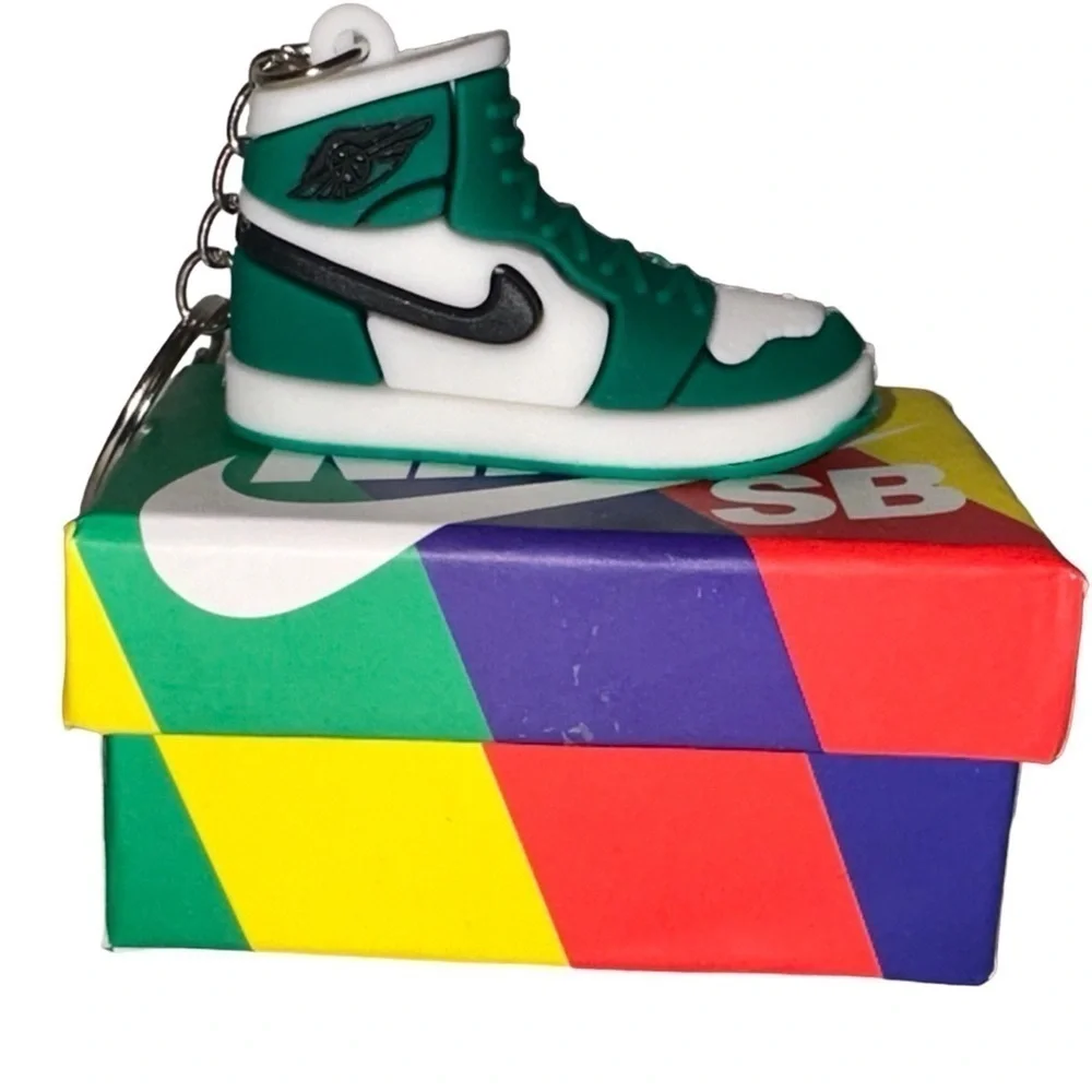 NIKE SB DUNK LOW PRO QS Green/White/Black Key Chain Box Included